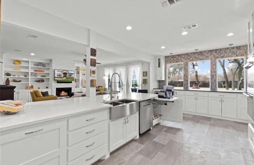 Hudson Oaks House | MODERN LUXURIOUS HOUSE/with pool, and large Patio