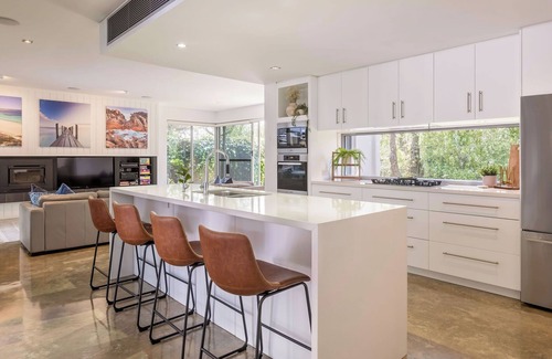 Dunsborough House | MODERN & LUXURIOUS RETREAT BOASTING OUTDOOR ENTERTAINING & GLISTENING POOL