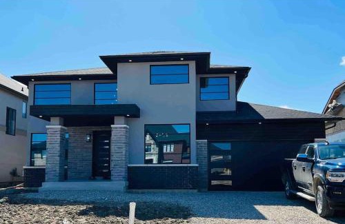 Amherstburg Villa | Modern Luxurious Stay