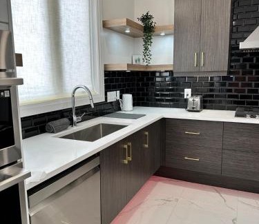 Amherstburg Villa | Modern Luxurious Stay