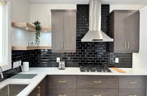 Amherstburg Villa | Modern Luxurious Stay