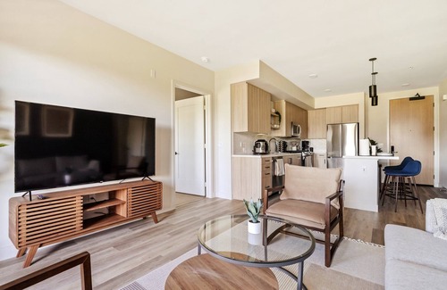 Santa Ana Heights Apartment | Modern luxury 2B2B in central OC with gym and pool