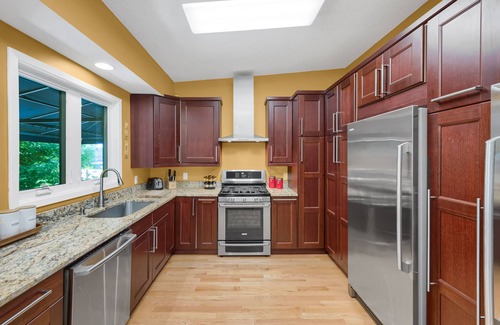 Downtown Minneapolis House | Modern Luxury: 5-Bedroom Escape Close to Stadium & Downtown!