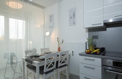 Velika Gorica Apartment | Modern & Luxury APT Zagreb Airport W/free WiFi - One Bedroom Apartment