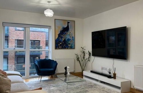 Dartford Apartment | Modern luxury apartment with Lakeview