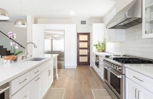 Belmont Heights House | MODERN LUXURY BEACH RETREAT HOME-Panoramic roof ,block to beach, dining, shops
