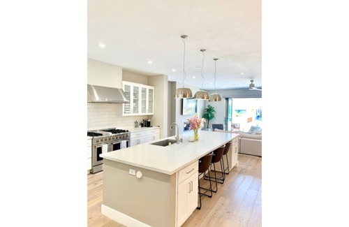 Belmont Heights House | MODERN LUXURY BEACH RETREAT HOME-Panoramic roof ,block to beach, dining, shops