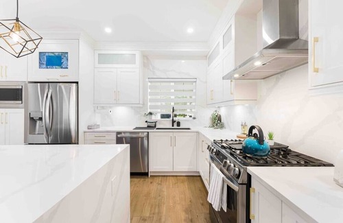Langley House | Modern Luxury ~ Gorgeous ~ BBQ ~ Workspace ~ EV!