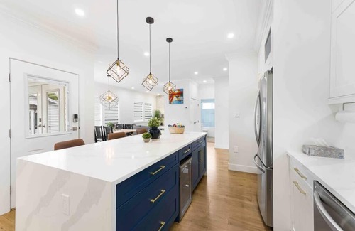 Langley House | Modern Luxury ~ Gorgeous ~ BBQ ~ Workspace ~ EV!