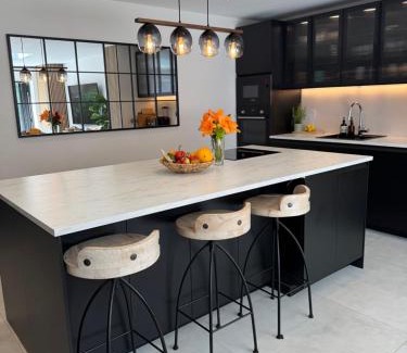 Watford House | Modern Luxury Home with Spacious Garden close to Warner Bros Studio