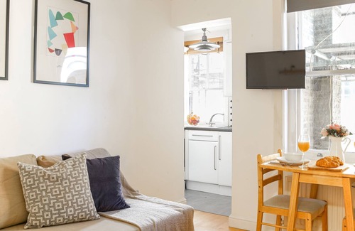 Fitzrovia Apartment | Modern Luxury in Prime Fitzrovia: Stylish 1BR Haven