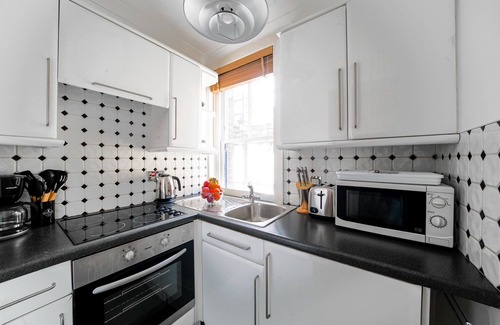 Fitzrovia Apartment | Modern Luxury in Prime Fitzrovia: Stylish 1BR Haven