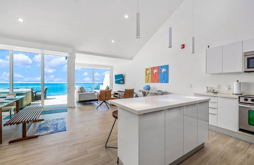 Noord Condo | Modern Luxury Oceanview Penthouse w/Hot tub