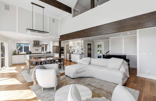 White Salmon House | Modern Luxury. Private Hot Tub & views of Mt Hood!