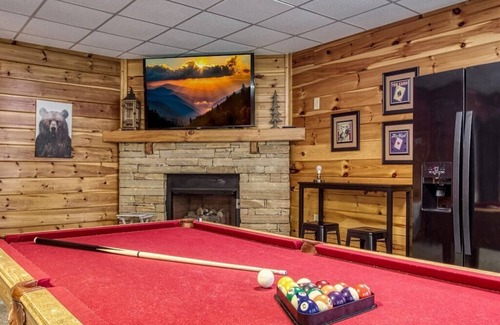 Chalet Village Cabin | Modern LUXURY+ Rustic Charm +Hot Tub +Large YARD