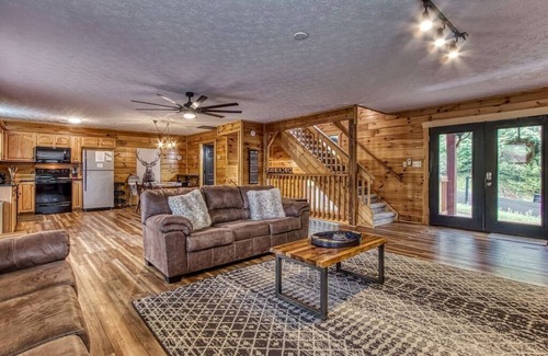 Chalet Village Cabin | Modern LUXURY+ Rustic Charm +Hot Tub +Large YARD