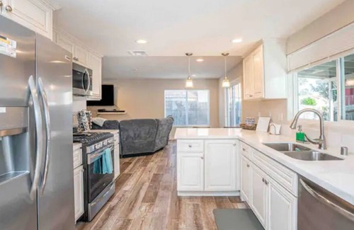 Lincoln Acres House | Modern, Luxury, Spacious home w/ Private Backyard