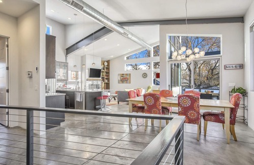 Broadmoor House | Modern Luxury I Mountain Views- central location- 4BR/3Ba