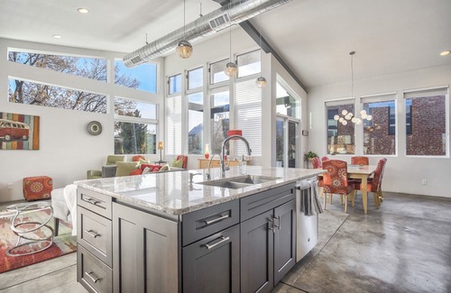 Broadmoor House | Modern Luxury I Mountain Views- central location- 4BR/3Ba