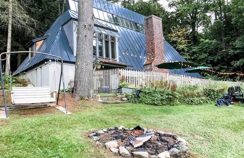 Moretown Ski Chalet | Modern Mad River Valley Chalet with Mountain Views Near Everything - 4BR/3BA
