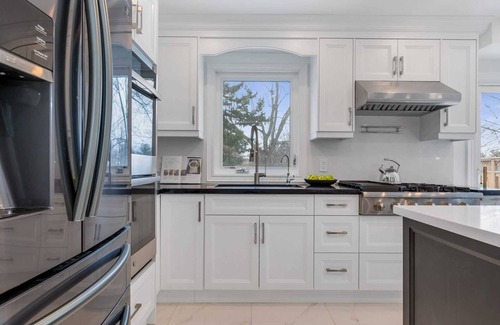 Mississauga Apartment | Modern main floor 3-bdrm apartment backing onto a park