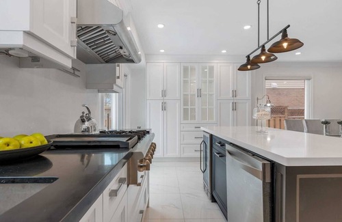 Mississauga Apartment | Modern main floor 3-bdrm apartment backing onto a park
