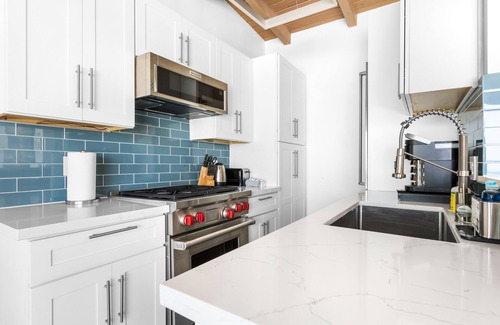 Los Angeles County Condo | Modern Malibu Road Oceanfront Beach House with AC PRIVATE BEACH
