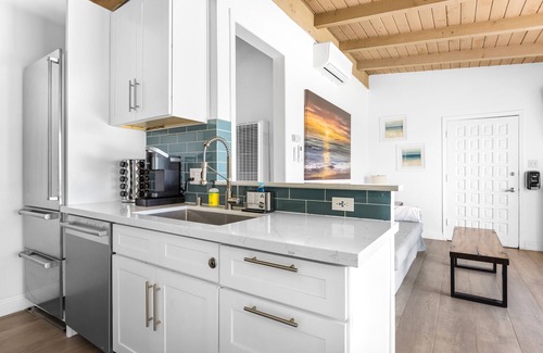 Los Angeles County Condo | Modern Malibu Road Oceanfront Beach House with AC PRIVATE BEACH