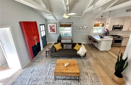 Tree Section House | Modern Manhattan Beach Bungalow