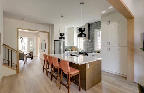 Shaganappi House | Modern Mansion - 5 Bedroom & 3.5 Bath