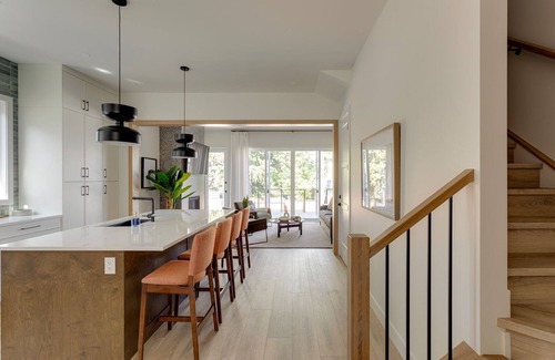Shaganappi House | Modern Mansion - 5 Bedroom & 3.5 Bath