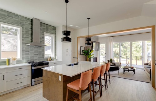 Shaganappi House | Modern Mansion - 5 Bedroom & 3.5 Bath