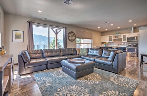 Manson Apartment | Modern Manson Condo with Pool and Lake Chelan Views!