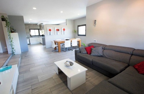 Sils Villa | Modern Marvel - 26km to Costa Brava beaches!