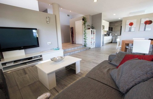 Sils Villa | Modern Marvel - 26km to Costa Brava beaches!
