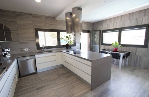 Sils Villa | Modern Marvel - 26km to Costa Brava beaches!