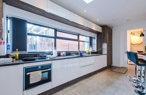 Northern Quarter House | Modern MCR 3BR Home Games 2.5 Baths Sleeps 8