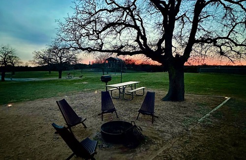 Buchanan Dam House | Modern-meets-boho getaway on Lake Buchanan - family & dog-friendly