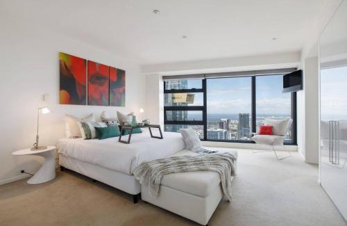 Southbank Apartment | Modern meets Retro with Soaring Views