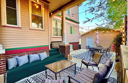 Bloomington House | Modern Meets Vintage! Sleeps 12-14! Game Room, Patio, FUN!