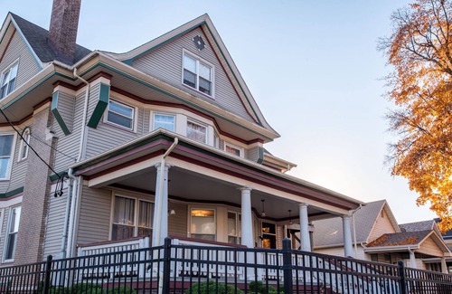 Bloomington House | Modern Meets Vintage! Sleeps 12-14! Game Room, Patio, FUN!