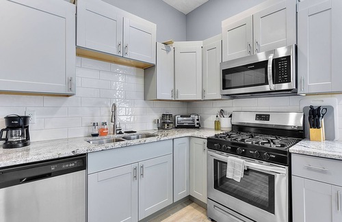 Downtown Omaha Apartment | Modern Midtown 1B Apartment | King Bed & Smart TVs