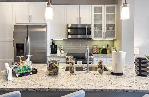 Midtown Apartment | Modern Midtown Oasis - Overlooking ATL with City and Pool View