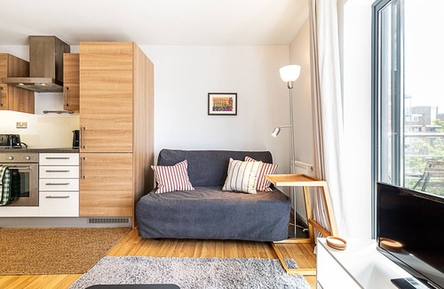 Tower Hamlets Apartment | Modern Mile End Flat with Balcony & Terrace