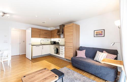 Mile End Apartment | Modern Mile End Flat with Balcony & Terrace