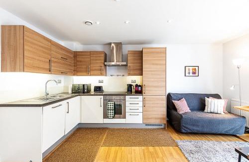Mile End Apartment | Modern Mile End Flat with Balcony & Terrace