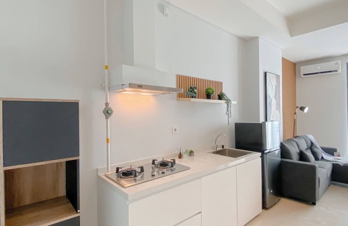 Mampang Prapatan Apartment | Modern Monochromatic 2Br Near Lrt Station At Apartment Samara Suites