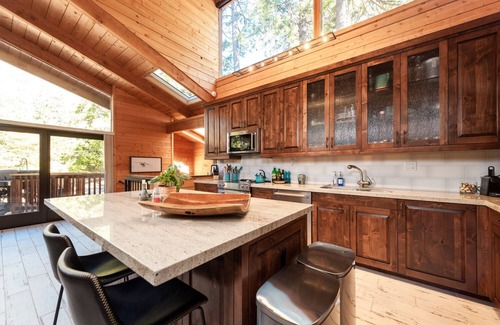 Fern Valley Cabin | Modern Mountain Retreat w/Amazing Views Hot Tub Deck Pets Welcome