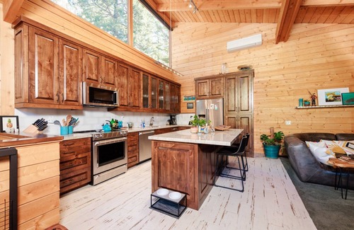Fern Valley Cabin | Modern Mountain Retreat w/Amazing Views Hot Tub Deck Pets Welcome