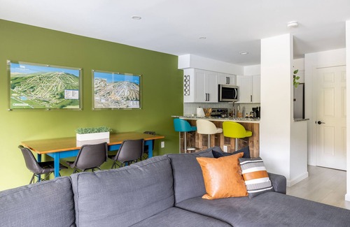 West Dover House | Modern Mount Snow Gnarvana - Balcony/Pet-Friendly/Walk to Lifts & Lodge